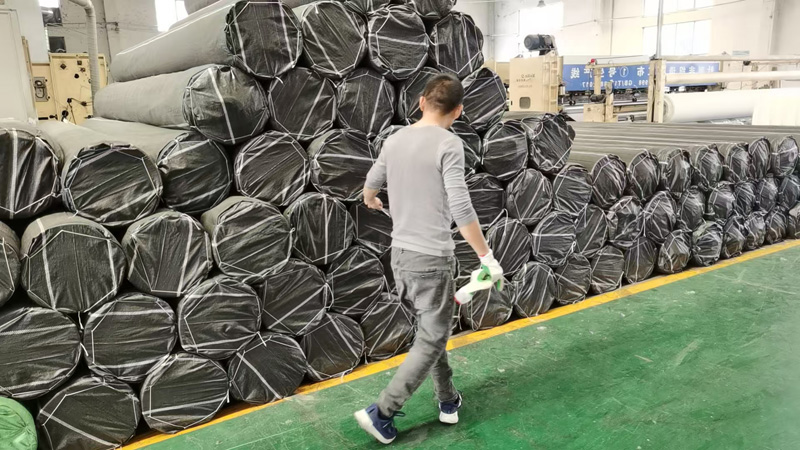 長絲土工布廠家的發貨盤點現場.jpg