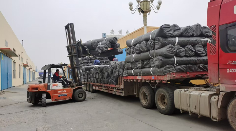 甘標全新料復合土工膜發貨雅江.jpg